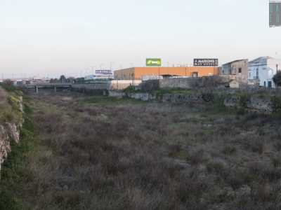 Percorriamo cos� questa strada che per i suoi 350 metri fiancheggia sulla destra il Canale Lamasinata, uno dei nove ex antichi fiumi di Bari